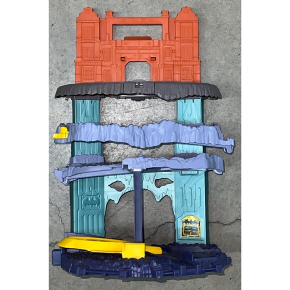 Hot Wheels DC Comics Batman Expanding Batcave Playset. - Picture 1 of 3